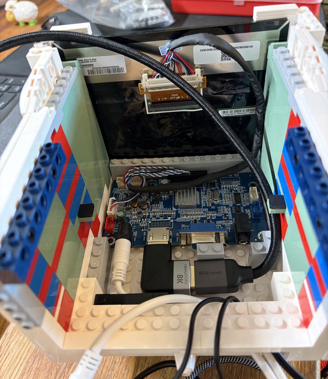 Display und Controller-Board beim ersten Einbau in den BrickDOS-Monitor