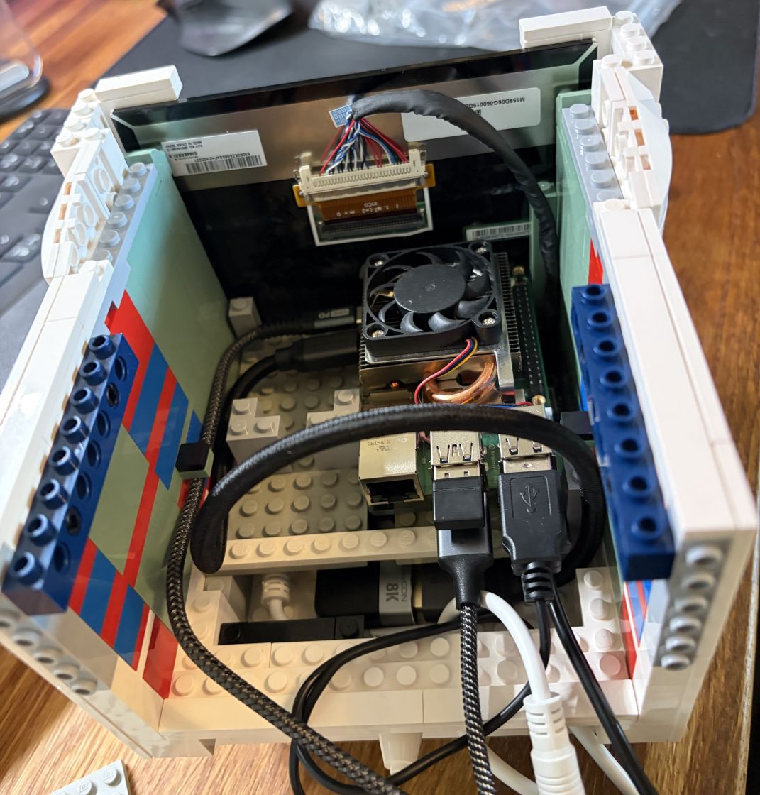 Raspberry Pi mit Kühlung im geöffneten BrickDOS-Monitor