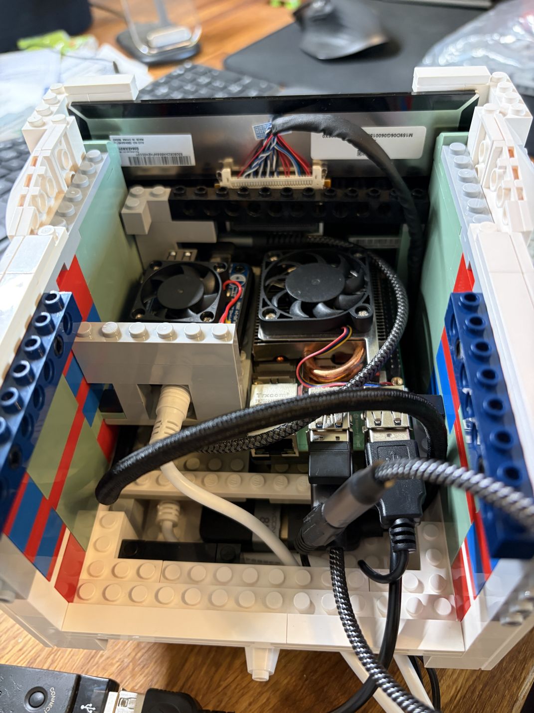 Innenaufbau des BrickDOS-Monitors mit Raspberry Pi und zusätzlicher Elektronik
