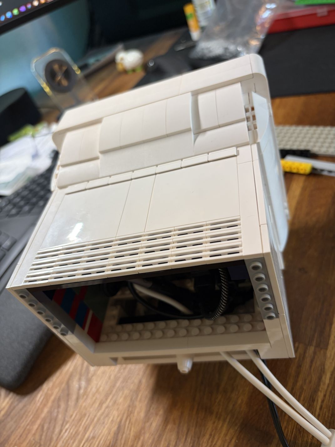 Rückseite des BrickDOS-Monitors mit Lüftungsöffnungen